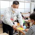 小学2年生に直定規贈呈 県計量協会名張支部