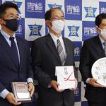 掛け時計寄贈 京都銀が名張青峰高に 豊國工業の私募債発行受け
