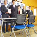 名張青峰高にテーブルと椅子を寄贈 下村工業所と三十三銀行