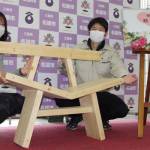 自然に体が密着カップルベンチ 「いい夫婦の日」名張市役所に登場