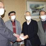 小学校の図書購入に10万円寄付 名張市美術作家協会