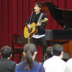 歌う道徳講師・大野さんが名張中でライブ「夢は未来を想像して進むこと」
