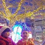 名張駅前イルミ「嬉来て」始まる 光のアーチやトナカイ登場 2月末まで