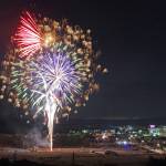 名張川に冬花火75発 澄んだ夜空彩る 延期の2回目を無観客で打ち上げ