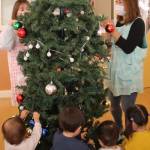 大きなツリーがやってきた 園児ら飾り付け 名張市
