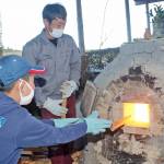 小学生ら「伊賀焼」を体験 完成品を展示 赤井家住宅で