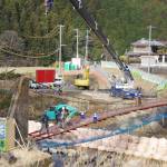 90年愛されたつり橋、撤去始まる 真っ赤な鉄板がクレーンで宙に 名張
