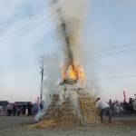 18・6メートル「どんど焼き」 コロナ終息願う 名張市美旗中村