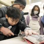 伊賀の魚好き少年 釣って・さばいて・調理して 鮮魚店主と交流