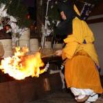 たいまつの火の粉飛び交う結願法要 伊賀・島ヶ原「修正会」