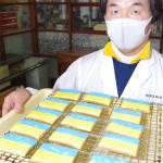 ウクライナ難民支援で国旗「かたやき」販売 伊賀の和菓子店 売上は全額寄付