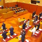 名張市議会が自主解散 全会一致で可決 市長選と市議選が同日に
