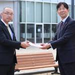 私募債発行受けウッドベンチ寄贈 南都銀行が近大高専に 名張