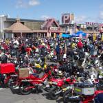 自慢のスーパーカブ1600台集合 名阪上野ドライブイン 最後の日曜にぎわう