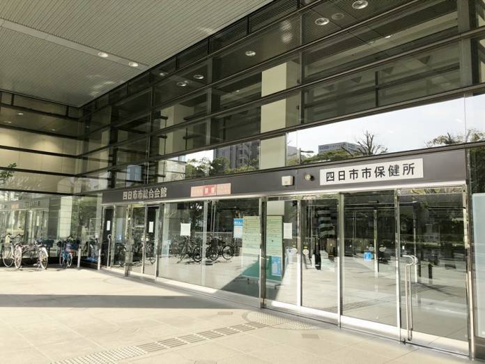 四日市市保健所が入る市総合会館＝四日市市諏訪町