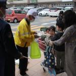 買い物客に啓発品配布 特殊詐欺被害と交通事故の防止で 伊賀署