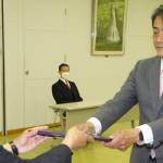 名張市長選、北川氏に当選証書 新市議にも