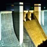 闇夜に浮かぶ名張の比奈知ダム 5月1日にライトアップ 水資源機構