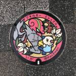 「ポケふた」伊賀に設置 ポケモンをあしらったマンホールふた