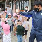 「サッカー好きになって」園や学校にボール寄贈 伊賀市のシニアチーム