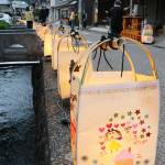 「竹行灯」並ぶ 名張・簗瀬水路沿いで