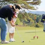 「楽しさ知って」 子どもたちがゴルフ体験 名張市のコースで