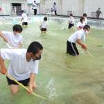 水泳授業3年ぶり再開へ 児童がプール掃除に汗 名張・梅が丘小