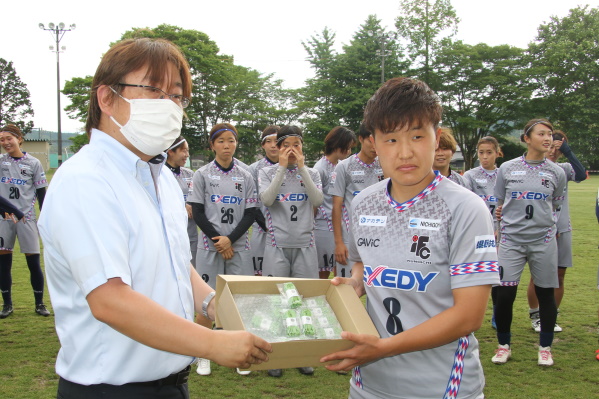 結んで勝利へ　地元伊賀くみひも企業　くノ一選手に靴ひも提供