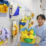 ウクライナの平和祈る帯結び展 伊賀市の銀行で31日まで