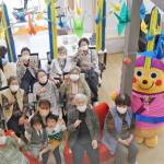 「戦争はあかん」 ウクライナ国旗色の千羽鶴飾り 名張のデイサービス