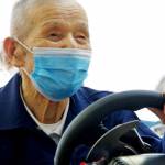 98歳も再びハンドル握りアクセル 名張の介護事業所でeスポーツ