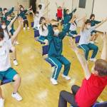 介護実習控え「忍にん体操」習得 伊賀白鳳高生