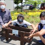 木製カバー 環境保全団体へ 伊賀つばさ学園中学部の生徒製作