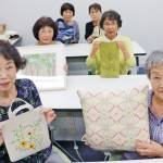 バッグやクッションまで 刺繍教室の生徒らが作品展 名張