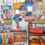 持ってうれしい革細工 オリジナル作品生み出す 名張市の田中さん