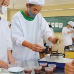 地元の和菓子店主に学ぶ でっちようかん作り体験 名張・梅が丘小