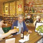 給油所、夜は缶詰バーに 地域防災の拠点にも 伊賀市