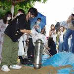 「22年前」と再会 タイムカプセル開封 名張幼稚園に卒園生ら集合