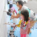 児童が外壁の塗装体験 伊賀市の学童保育所で