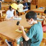 アルミの造形 児童が制作体験 伊賀の上野東小