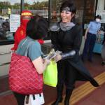 買い物客らに交通安全呼び掛け 歌劇団員の椿りょうさん 伊賀で