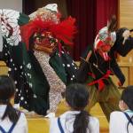 勇壮な獅子舞に子どもたちびっくり 名張小で保存会が出前授業