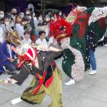 迫力の獅子舞に歓声 3年ぶり奉納 名張・宇流冨志禰神社の秋祭り