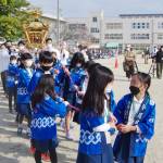 「わっしょい」児童がみこし巡行体験 祭りの屋台も 名張小