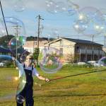 子どもへ「しあわせ」ふわり シャボン玉おじさん 名張の角田さん