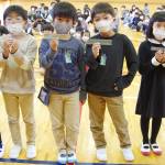 小学2年生に直定規贈呈 県計量協会名張支部