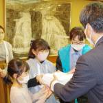 自校方式の中学校給食を 要望書と署名3758筆提出 名張の保護者らの会