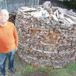 まきは「スイス積み」 乾燥早くストーブ燃料に 名張の丸岡さん