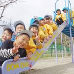 塗り直した遊具に「己書」 個性育み成長を 伊賀・新居保育所