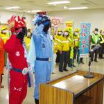 ヒーローも安全安心なまち守る 年末警戒・交通安全 名張で出動式